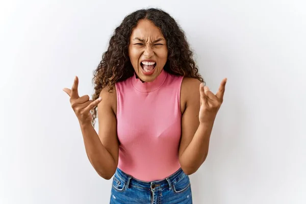 Mooie Latijns Amerikaanse Vrouw Die Een Geïsoleerde Achtergrond Staat Schreeuwen — Stockfoto