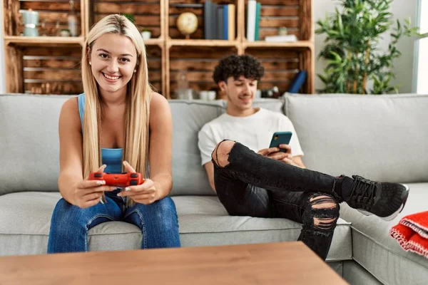 Casal Jovem Sorrindo Feliz Jogando Videogame Usando Smartphone Casa — Fotografia de Stock