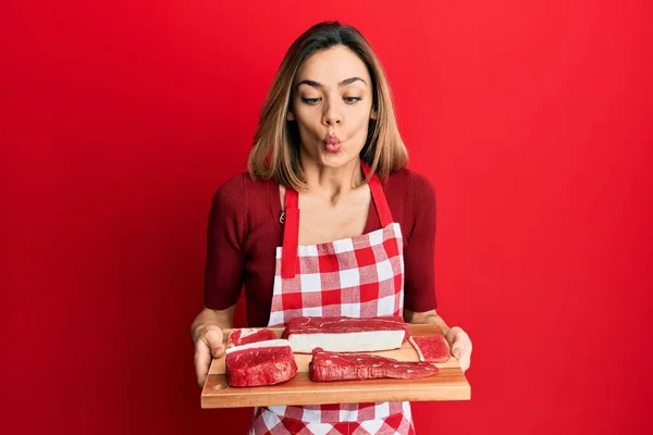 Joven Mujer Rubia Caucásica Sosteniendo Tablero Con Carne Cruda Haciendo —  Fotos de Stock