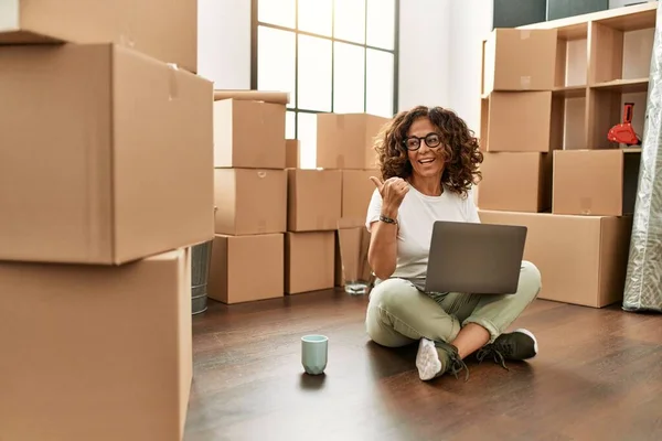 Middelbare Leeftijd Spaanse Vrouw Zit Vloer Het Nieuwe Huis Met — Stockfoto