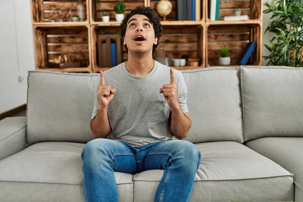 Junger Hispanischer Mann Lässiger Kleidung Sitzt Hause Auf Dem Sofa — Stockfoto