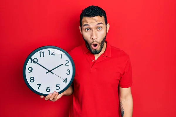 Hombre Hispano Con Barba Sosteniendo Gran Reloj Asustado Sorprendido Con — Foto de Stock