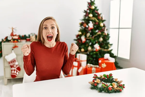 Giovane Donna Bionda Caucasica Seduta Sul Tavolo Vicino All Albero — Foto Stock