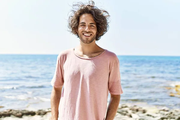 Jeune Homme Hispanique Souriant Heureux Debout Plage — Photo