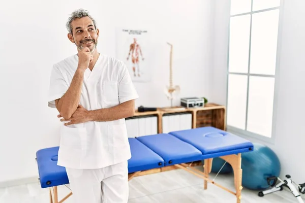 Der Hispanische Therapeut Mittleren Alters Arbeitet Einer Schmerzklinik Mit Der — Stockfoto