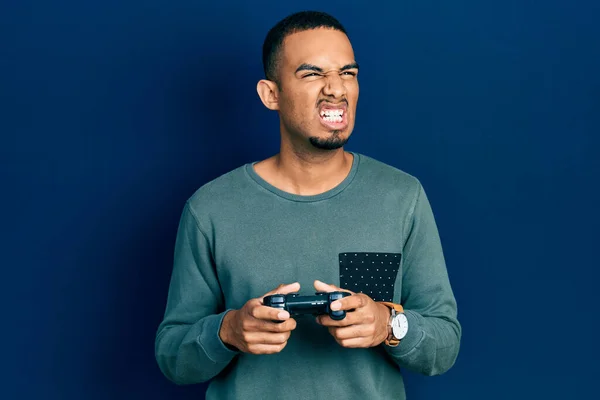 Giovane Uomo Afroamericano Che Gioca Videogioco Tenendo Controller Arrabbiato Pazzo — Foto Stock