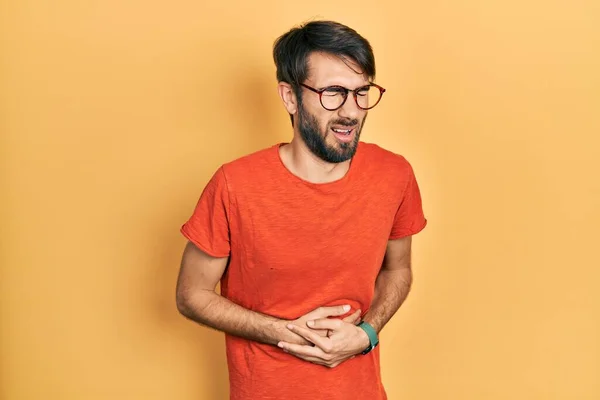 Genç Spanyol Bir Adam Günlük Kıyafetler Giyiyor Elleri Karnında Gözlük — Stok fotoğraf