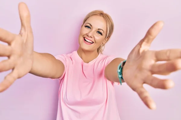 Jovem Loira Vestindo Camiseta Rosa Casual Olhando Para Câmera Sorrindo — Fotografia de Stock