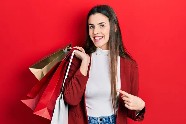 Mladá Brunetka Teenager Drží Nákupní Tašky Úsměvem Šťastný Ukazující Rukou — Stock fotografie