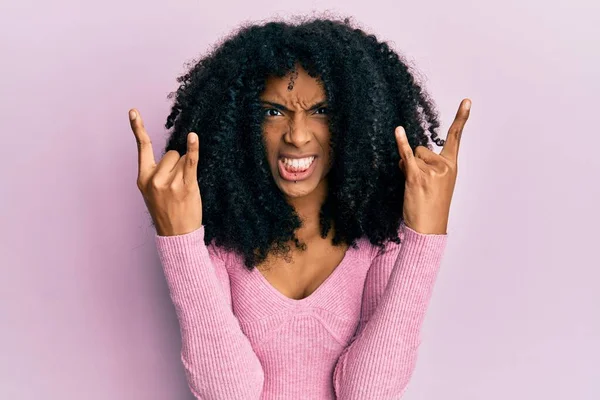 Африканская Американка Афро Волосами Обычной Розовой Рубашке Кричит Сумасшедшим Выражением — стоковое фото