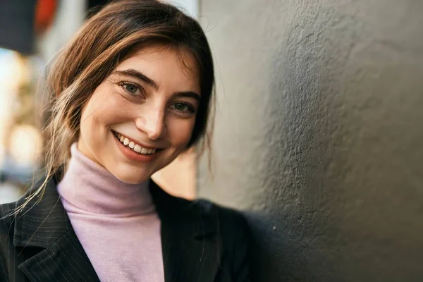 Joven Mujer Negocios Hermosa Sonriendo Feliz Pie Ciudad — Foto de Stock