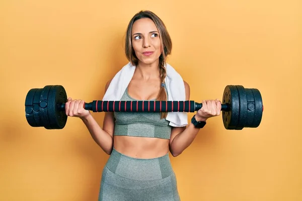 Bella Donna Ispanica Che Indossa Abbigliamento Sportivo Utilizzando Manubri Sorridenti — Foto Stock