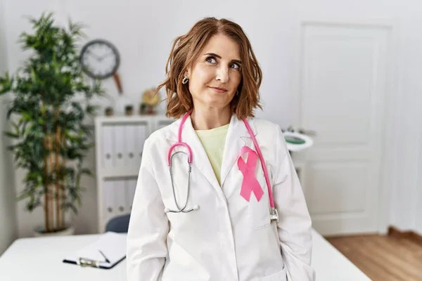 Médecin Âge Moyen Femme Portant Ruban Cancer Rose Sur Uniforme — Photo