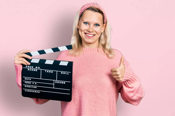 Joven Mujer Caucásica Sosteniendo Video Película Clapboard Sonriendo Feliz Positivo —  Fotos de Stock