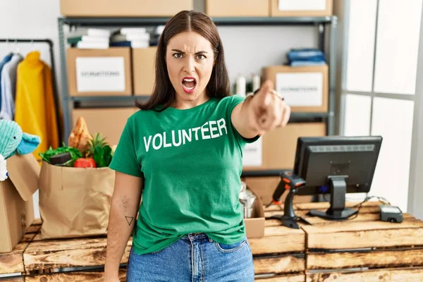 Jonge Brunette Vrouw Dragen Vrijwilliger Shirt Bij Donaties Staan Wijzen — Stockfoto