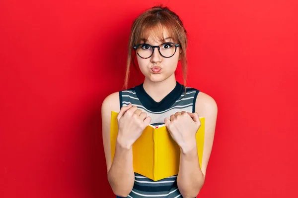 Redhead Ung Kvinna Läser Bok Bär Glasögon Puffande Kinder Med — Stockfoto