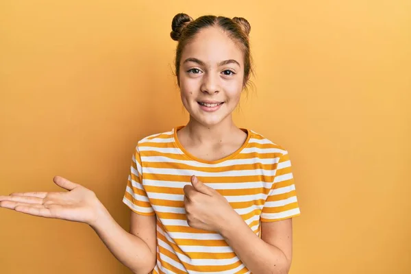 Schöne Brünette Kleine Mädchen Trägt Lässig Gestreiftes Shirt Zeigt Handfläche — Stockfoto