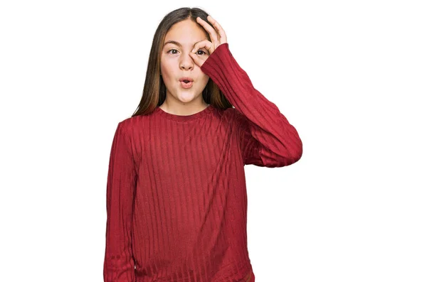 Piękna Brunetka Dziewczynka Luźnym Swetrze Robi Gest Wstrząśnięty Zaskoczoną Twarzą — Zdjęcie stockowe