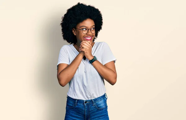 Ung Afrikansk Amerikansk Kvinna Bär Casual Vit Shirt Skrattar Nervös — Stockfoto