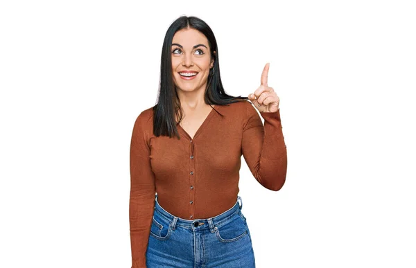 Junge Hispanische Frau Lässiger Kleidung Zeigt Mit Erhobenem Zeigefinger Auf — Stockfoto