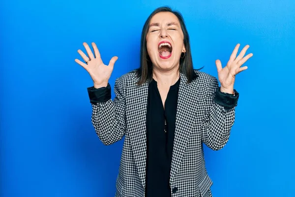 Hispanische Frau Mittleren Alters Businesskleidung Feiert Verrückt Und Verrückt Nach — Stockfoto