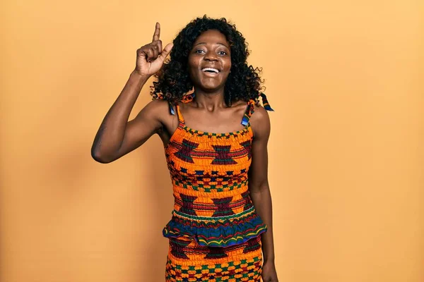 Jovem Afro Americana Vestindo Roupas Tradicionais Africanas Apontando Dedo Para — Fotografia de Stock