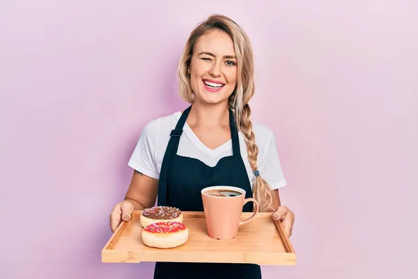 Hermosa Joven Rubia Con Delantal Camarera Sosteniendo Bandeja Desayuno Guiño — Foto de Stock