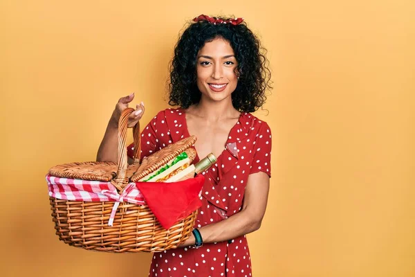 Ung Latin Flicka Som Håller Picknick Korg Med Bröd Leende — Stockfoto