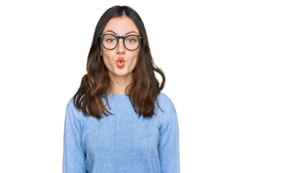 Mujer Hermosa Joven Con Ropa Casual Gafas Haciendo Cara Pez —  Fotos de Stock