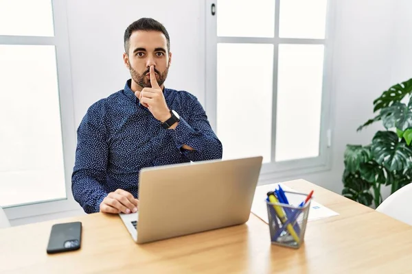 Joven Hispano Con Barba Trabajando Oficina Con Portátil Pidiendo Silencio — Foto de Stock