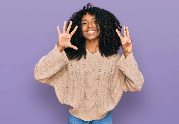 Genç Afro Amerikan Kızı Günlük Kıyafetler Giyip Numaralı Parmaklarıyla Işaret — Stok fotoğraf