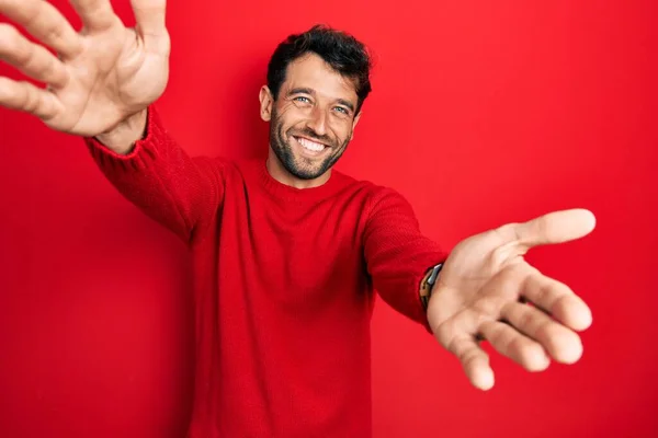 Bello Uomo Con Barba Che Indossa Maglione Rosso Casual Guardando — Foto Stock