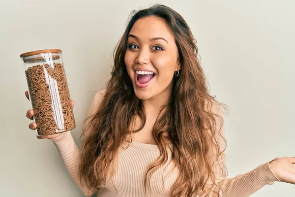 Jovem Menina Hispânica Segurando Tigela Cereais Saudáveis Grãos Integrais Celebrando — Fotografia de Stock