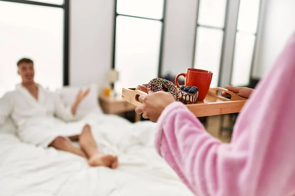 Kvinna Överraskar Sin Pojkvän Äter Frukost Sängen Hemma — Stockfoto