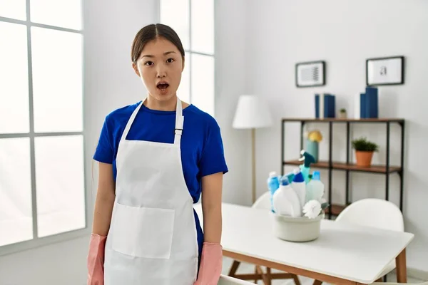 Young Chinese Girl Wearing Cleaner Uniform Standing Home Scared Amazed — Stock Photo, Image
