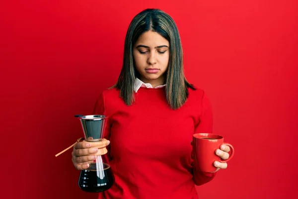 Kahve Filtresi Fincan Tutan Genç Latin Bir Kadın Depresyonda Endişe — Stok fotoğraf