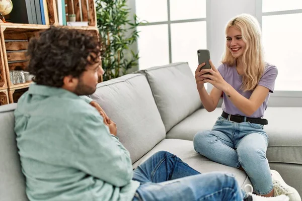 Jovem Mulher Fazendo Foto Seu Namorado Usando Smartphone Casa — Fotografia de Stock