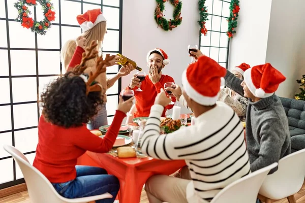 Gruppo Giovani Amici Che Fanno Cena Natale Versando Vino Casa — Foto Stock