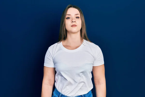 Menina Hispânica Jovem Vestindo Camisa Branca Casual Relaxado Com Expressão — Fotografia de Stock