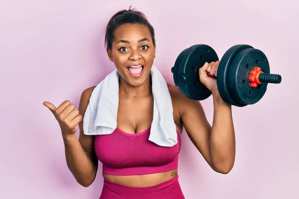 Junge Afrikanisch Amerikanische Mädchen Tragen Sportbekleidung Mit Kurzhanteln Die Daumen — Stockfoto