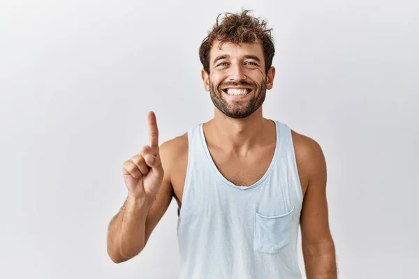 Jovem Homem Bonito Sobre Fundo Isolado Mostrando Apontando Para Cima — Fotografia de Stock