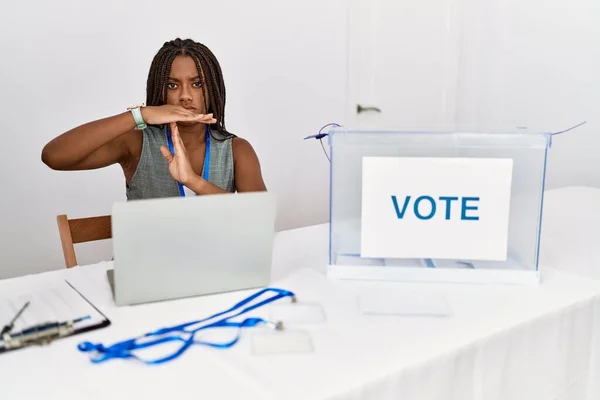 Mujer Afroamericana Joven Que Trabaja Las Elecciones Políticas Sentada Por —  Fotos de Stock