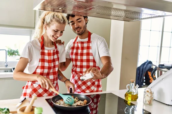 Genç Çift Mutfaktaki Tavayı Kullanarak Mutlu Bir Yemek Pişiriyor — Stok fotoğraf