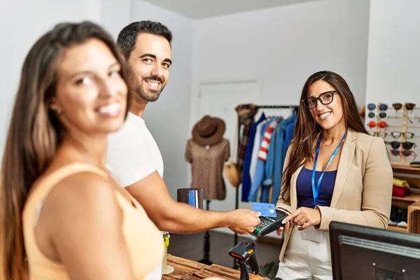 Jeune Couple Hispanique Souriant Heureux Payer Par Carte Crédit Magasin — Photo