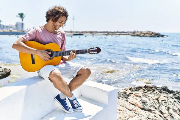 Jovem Hispânico Tocando Guitarra Clássica Sentado Banco Praia — Fotografia de Stock