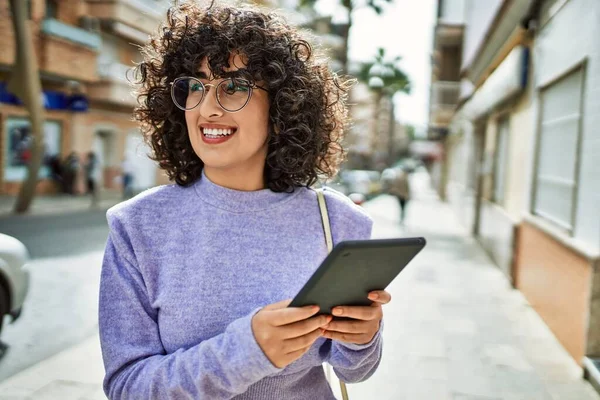 Jovem Mulher Oriente Médio Sorrindo Confiante Usando Touchpad Rua — Fotografia de Stock