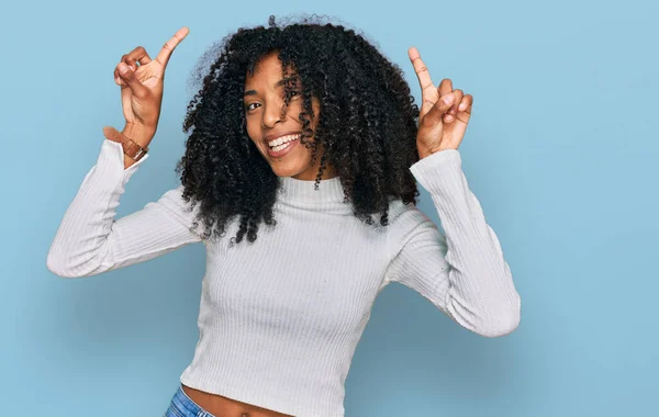 Jovem Afro Americana Vestindo Roupas Casuais Sorrindo Surpreso Surpreso Apontando — Fotografia de Stock