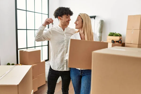 Young Beautiful Couple Smiling Happy Holding Cardboard Box Key New — Stock Photo, Image