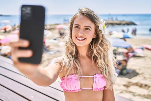 Mladá Blondýnka Dívka Dělat Selfie Podle Smartphone Sedí Lavičce Pláži — Stock fotografie
