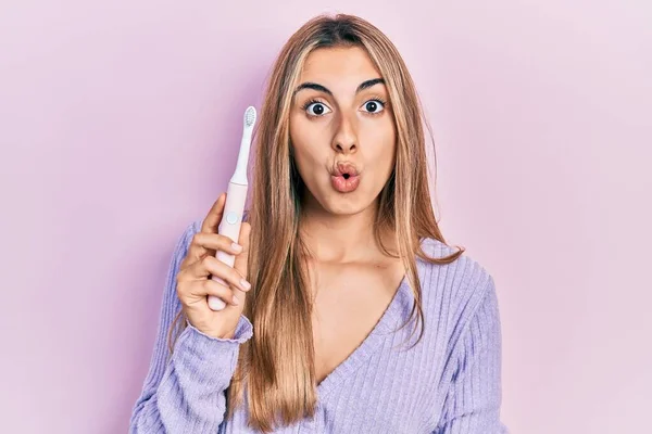 Hermosa Mujer Hispana Sosteniendo Cepillo Dientes Eléctrico Asustada Sorprendida Con —  Fotos de Stock